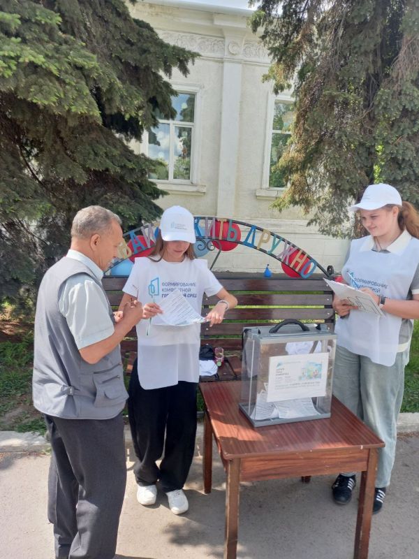 Волонтеры голосования за благоустройство общественных пространств продолжают работать Волонтеры голосования за благоустройство общественных пространств продолжают работать