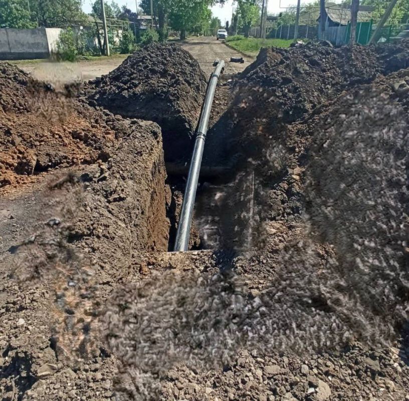 В Антраците специалисты "Луганскводы" заменили изношенный участок трубопровода В Антраците специалисты "Луганскводы" заменили изношенный участок трубопровода