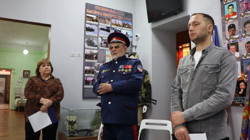 Сегодня, для учащихся одиннадцатого класса Ровеньковской гимназии имени Г. Шонина, в музее истории города Ровеньки проведен патриотический час «Моя Республика – мой дом!», посвящённый дню образования Луганской Народной... Сегодня, для учащихся одиннадцатого класса Ровеньковской гимназии имени Г. Шонина, в музее истории города Ровеньки проведен патриотический час «Моя Республика – мой дом!», посвящённый дню образования Луганской Народной...
