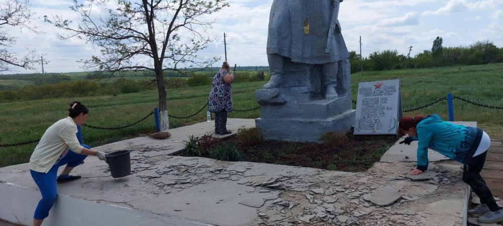 с.Никитовка - проведены работы по восстановлению и ремонту, покраске скульптуры братской могилы советских воинов, благоустройству прилегающей территории с.Никитовка - проведены работы по восстановлению и ремонту, покраске скульптуры братской могилы советских воинов, благоустройству прилегающей территории