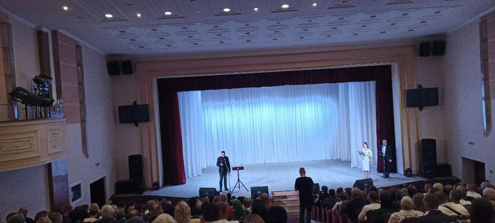 Олег Коваль: 13 мая принял участие в торжественной церемонии вручения аттестатов выпускникам Луганского высшего училища физической культуры Олег Коваль: 13 мая принял участие в торжественной церемонии вручения аттестатов выпускникам Луганского высшего училища физической культуры