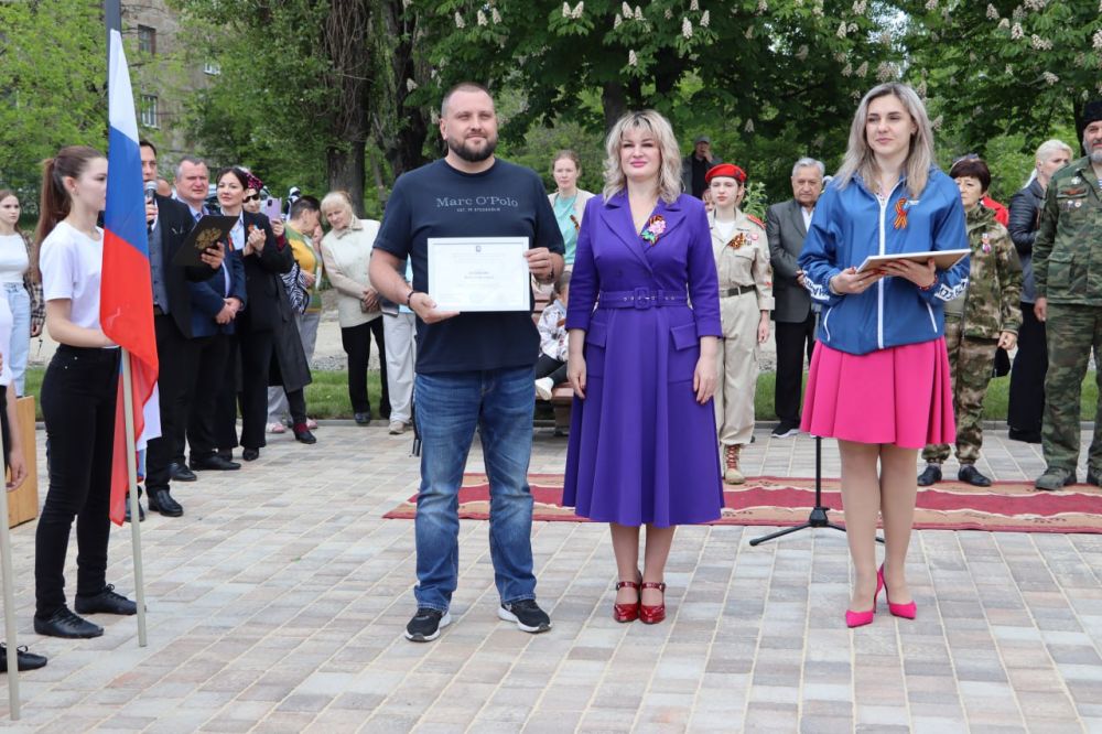 В Стаханове в День Республики открыли сквер Защитников Отечества В Стаханове в День Республики открыли сквер Защитников Отечества