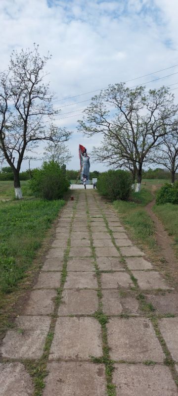 с.Никитовка - проведены работы по восстановлению и ремонту, покраске скульптуры братской могилы советских воинов, благоустройству прилегающей территории с.Никитовка - проведены работы по восстановлению и ремонту, покраске скульптуры братской могилы советских воинов, благоустройству прилегающей территории