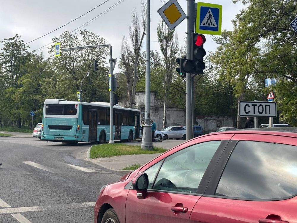 В Луганске самокатчик попал под колеса автобуса В Луганске самокатчик попал под колеса автобуса