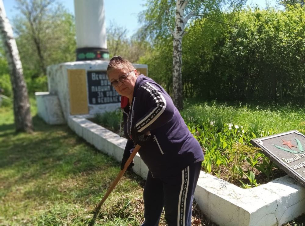 с. Степовое - благоустроена и убрана территория братской могилы погибших воинов 7-го гвардейского кавалерийского корпуса и местных жителей Антрацитовского района с. Степовое - благоустроена и убрана территория братской могилы погибших воинов 7-го гвардейского кавалерийского корпуса и местных жителей Антрацитовского района