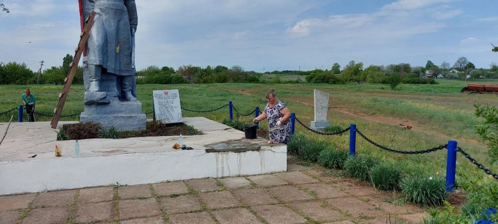 с.Никитовка - проведены работы по восстановлению и ремонту, покраске скульптуры братской могилы советских воинов, благоустройству прилегающей территории с.Никитовка - проведены работы по восстановлению и ремонту, покраске скульптуры братской могилы советских воинов, благоустройству прилегающей территории