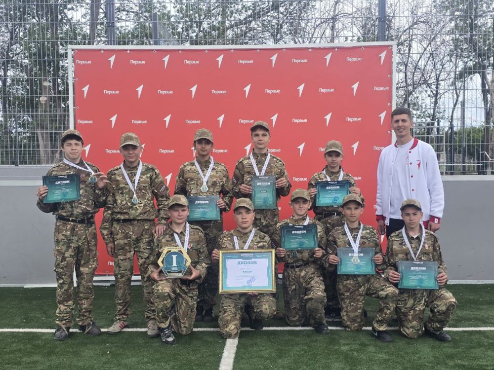 Победителями регионального этапа в военно-патриотической игре "Зарница 2.0" в средней возрастной категории стали команда "Честь и Слава" Ясеновской гимназии им.Ю.В.Стеценко Победителями регионального этапа в военно-патриотической игре "Зарница 2.0" в средней возрастной категории стали команда "Честь и Слава" Ясеновской гимназии им.Ю.В.Стеценко