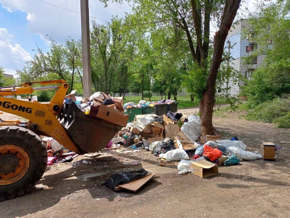 Коммунальные службы проводят работы на территории города Коммунальные службы проводят работы на территории города