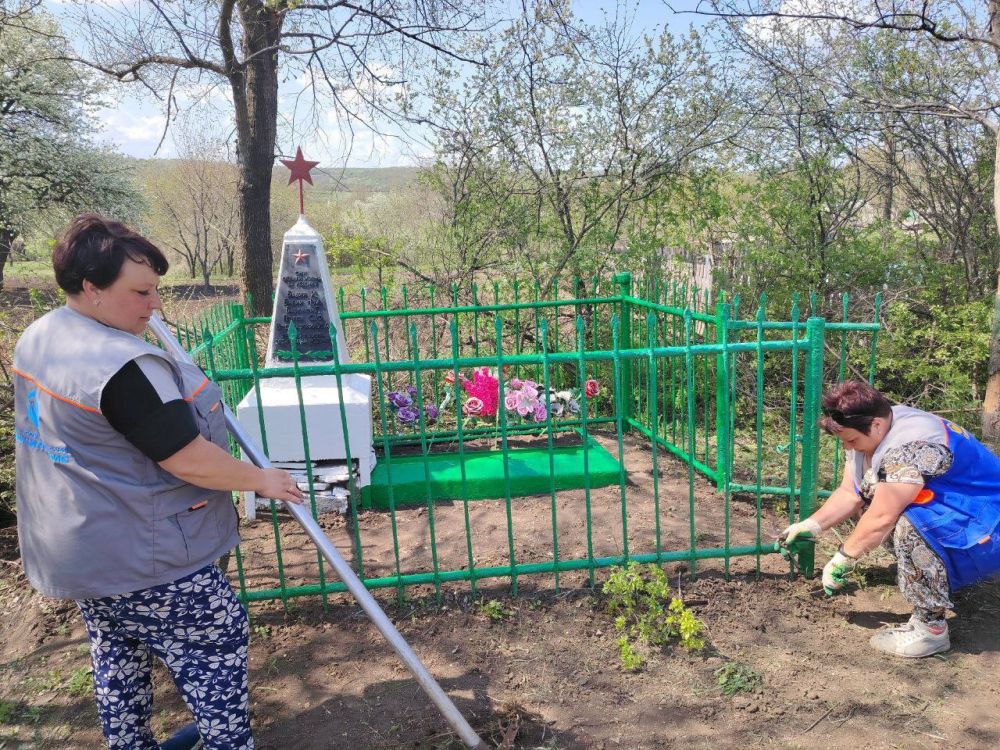 пгт Красный Кут - проведен ряд мероприятий по уборке и благоустройству территорий, покраске и побелке двух братских могил советских воинов, а также могил погибших воинов на местном кладбище пгт Красный Кут - проведен ряд мероприятий по уборке и благоустройству территорий, покраске и побелке двух братских могил советских воинов, а также могил погибших воинов на местном кладбище