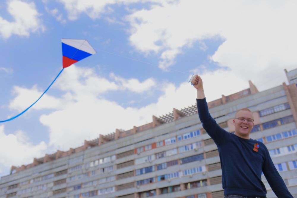 Триколоры в небе. В честь Дня ЛНР активисты Молодёжного совета при Администрации города Луганска, бойцы РСО в ЛНР и участники МГЕР в ЛНР провели фестиваль воздушных змеев, организованный Администрацией города Луганска Триколоры в небе. В честь Дня ЛНР активисты Молодёжного совета при Администрации города Луганска, бойцы РСО в ЛНР и участники МГЕР в ЛНР провели фестиваль воздушных змеев, организованный Администрацией города Луганска