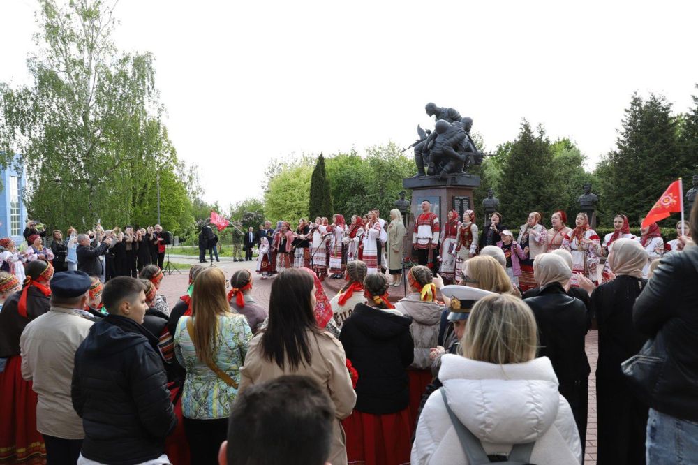 В Брянске завершился XV Всероссийский фестиваль детско-юношеских и молодёжных коллективов и исполнителей народной музыки им. Виталия Гаврилова. Он проводился в рамках проекта «Как на Красной горке» под эгидой президентского... В Брянске завершился XV Всероссийский фестиваль детско-юношеских и молодёжных коллективов и исполнителей народной музыки им. Виталия Гаврилова. Он проводился в рамках проекта «Как на Красной горке» под эгидой президентского...