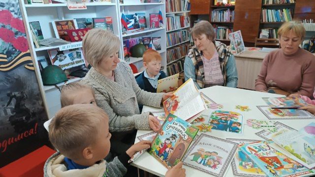 В преддверии Международного дня семьи сотрудники библиотеки-филиала № 13 организовали для детей и родителей игровую В преддверии Международного дня семьи сотрудники библиотеки-филиала № 13 организовали для детей и родителей игровую