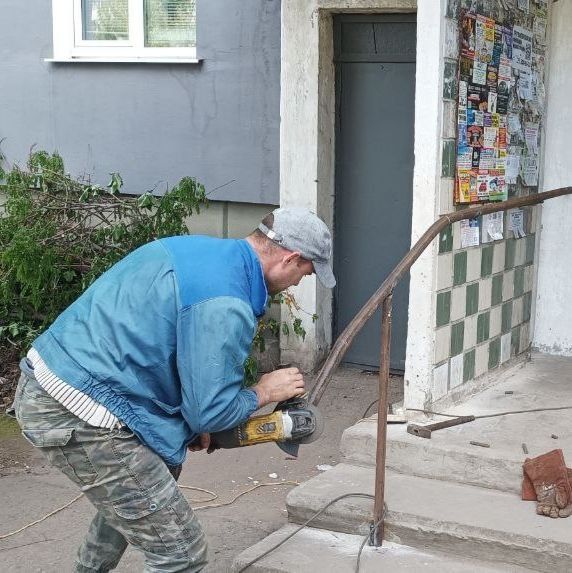 Специалистами Алчевского филиала ЕУК выполнены работы по установке поручня при входе в подъезд по адресу пр. Металлургов, дом 38 Специалистами Алчевского филиала ЕУК выполнены работы по установке поручня при входе в подъезд по адресу пр. Металлургов, дом 38