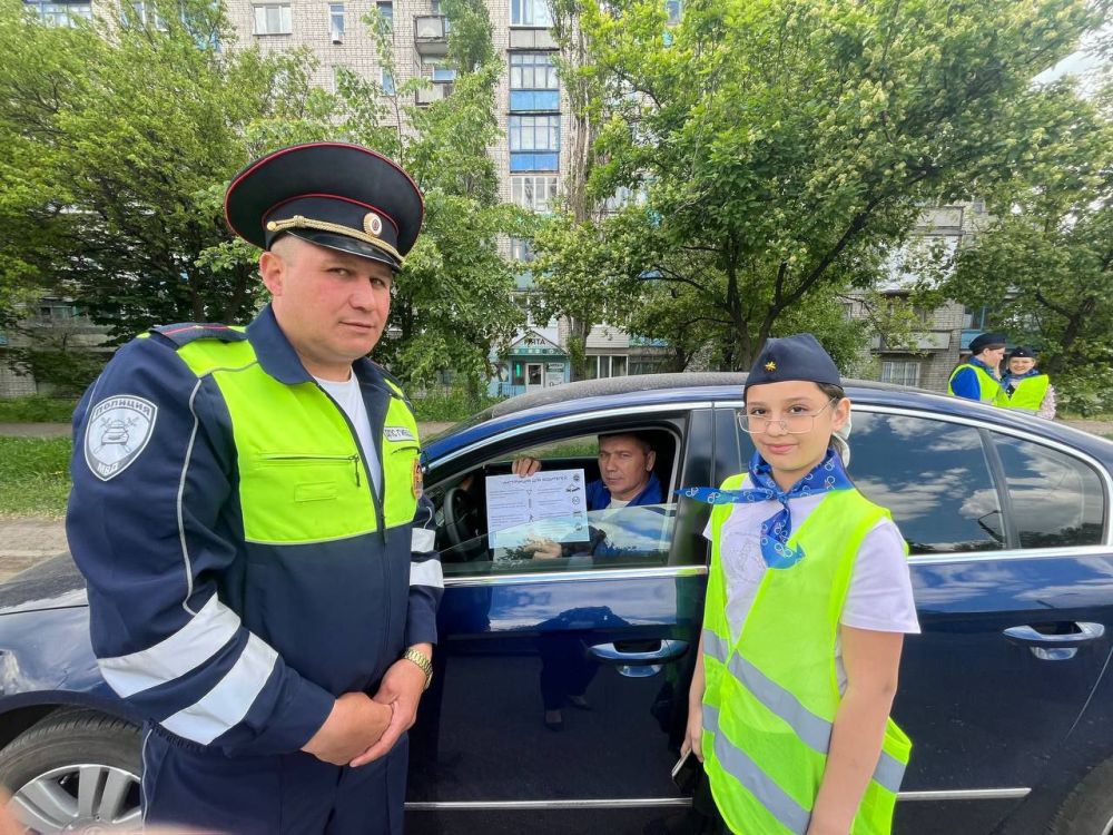 В целях профилактики детского дорожно-транспортного травматизма и предупреждения дорожно-транспортных происшествий отряд ЮИД "Светофор" Брянковской специализированной школы №1 при содействии инспектора ОГБДД ОМВД России... В целях профилактики детского дорожно-транспортного травматизма и предупреждения дорожно-транспортных происшествий отряд ЮИД "Светофор" Брянковской специализированной школы №1 при содействии инспектора ОГБДД ОМВД России...