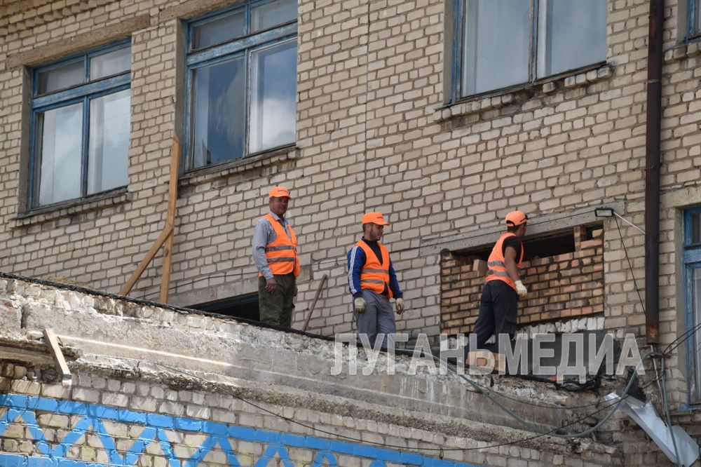 В Антраците продолжается капитальный ремонт средней школы №3 В Антраците продолжается капитальный ремонт средней школы №3