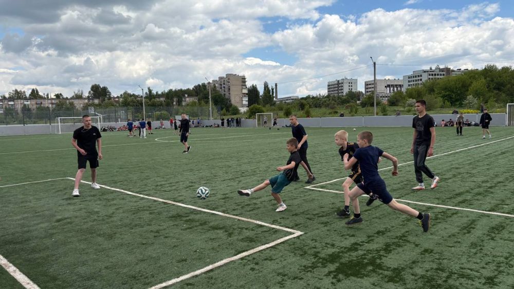 Сегодня в городе Красный Луч стартовал первый этап VII Всероссийского фестиваля дворового футбола 6х6, который проводится в рамках проекта «Детский спорт» партии «Единая Россия» Сегодня в городе Красный Луч стартовал первый этап VII Всероссийского фестиваля дворового футбола 6х6, который проводится в рамках проекта «Детский спорт» партии «Единая Россия»