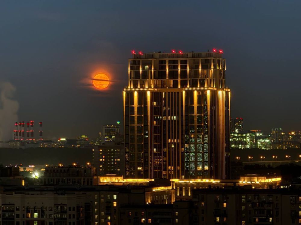 Цветочная Луна над Москвой Цветочная Луна над Москвой