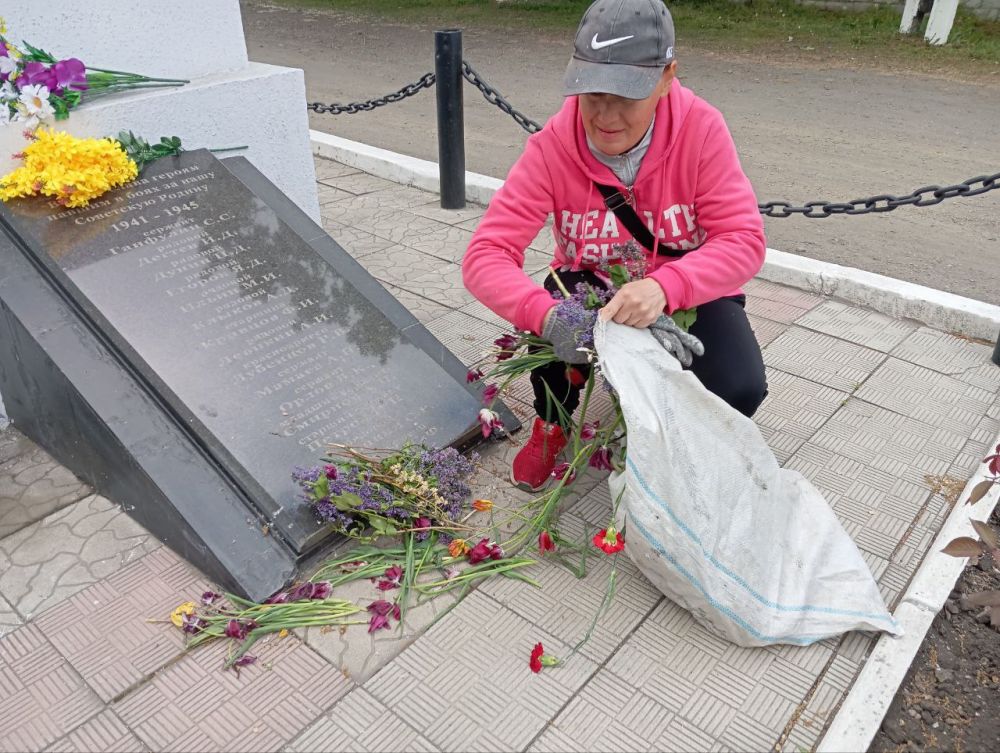 В пгт Новодарьевка продолжаются работы по благоустройству территории В пгт Новодарьевка продолжаются работы по благоустройству территории