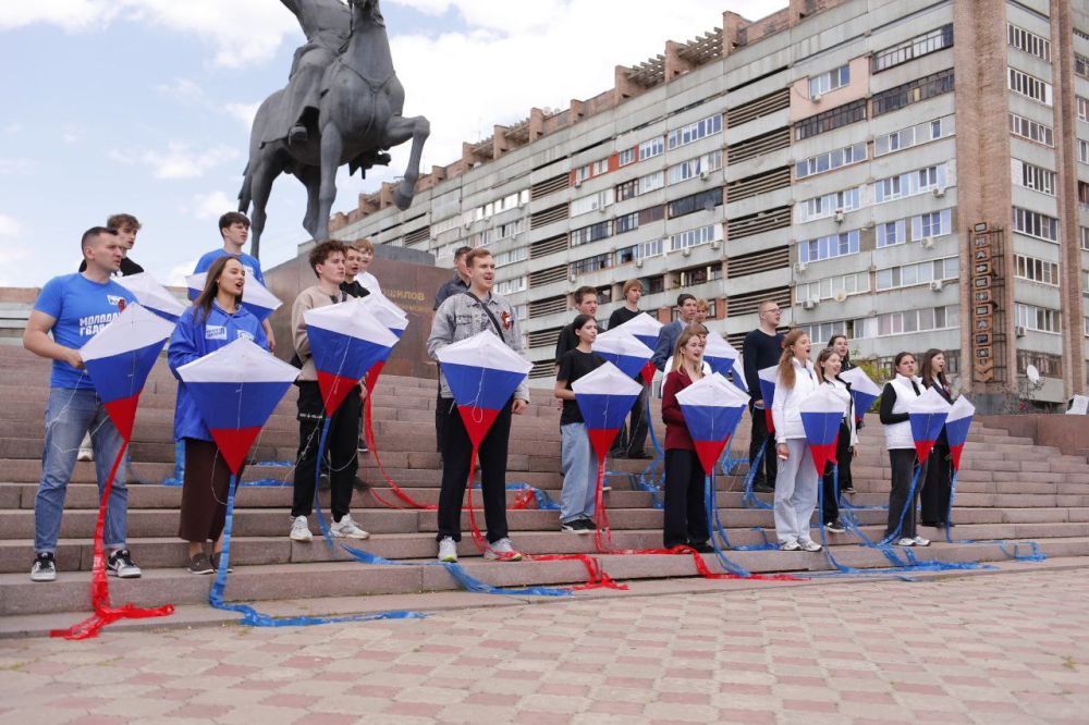 Яркий праздник в небе!. В честь Дня Луганской Народной Республики состоялся захватывающий фестиваль воздушных змеев! В фестивале приняли участие: ЛРО «Молодая Гвардия Единой России» Молодёжный совет при Администрации города... Яркий праздник в небе!. В честь Дня Луганской Народной Республики состоялся захватывающий фестиваль воздушных змеев! В фестивале приняли участие: ЛРО «Молодая Гвардия Единой России» Молодёжный совет при Администрации города...