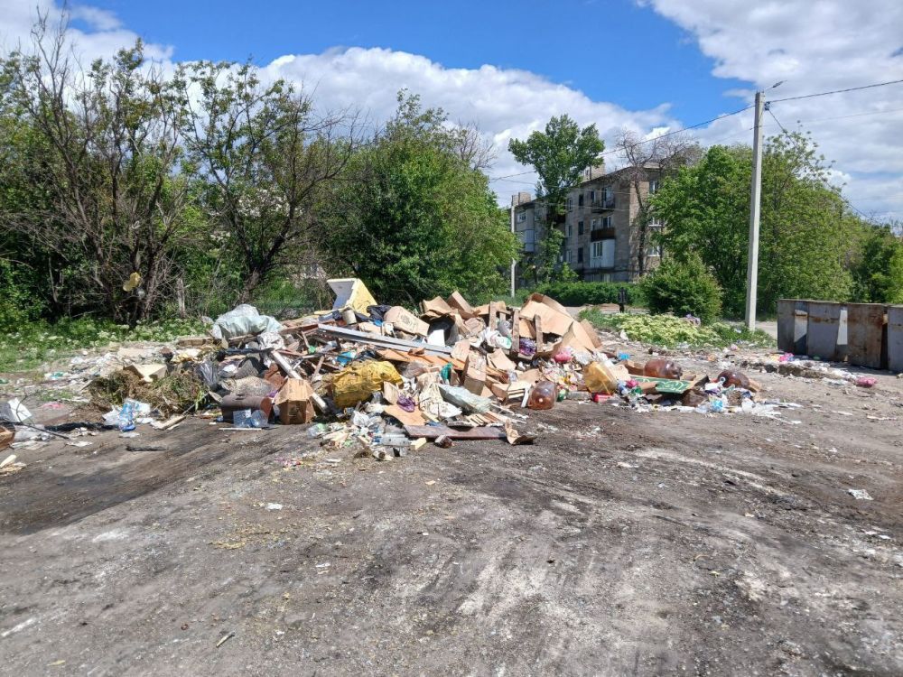 Коммунальщики продолжают работы по уборке и вывозу мусора в городе Коммунальщики продолжают работы по уборке и вывозу мусора в городе