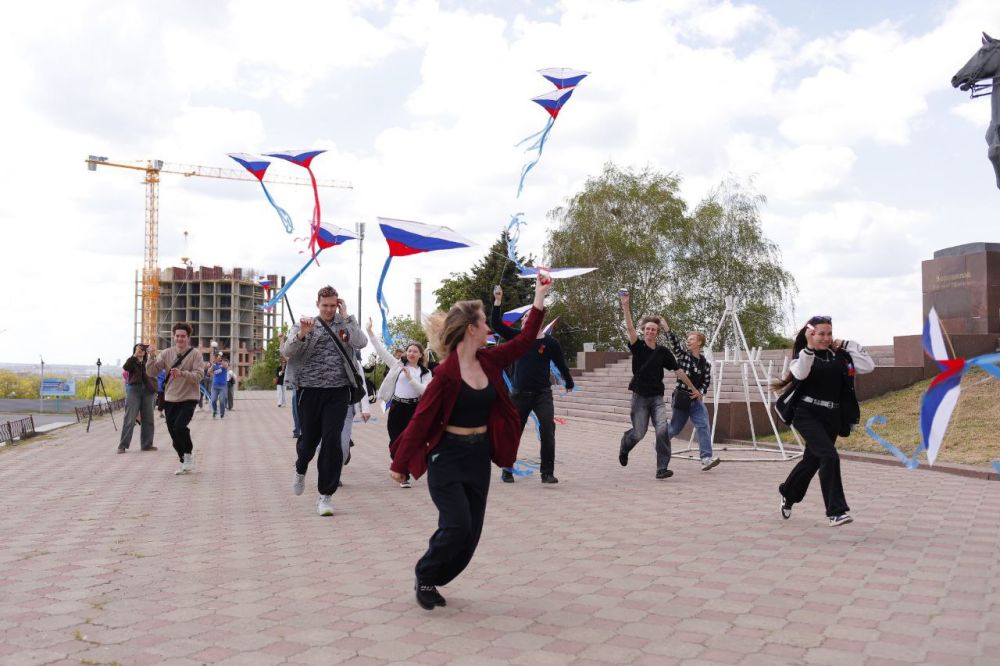 Яркий праздник в небе!. В честь Дня Луганской Народной Республики состоялся захватывающий фестиваль воздушных змеев! В фестивале приняли участие: ЛРО «Молодая Гвардия Единой России» Молодёжный совет при Администрации города... Яркий праздник в небе!. В честь Дня Луганской Народной Республики состоялся захватывающий фестиваль воздушных змеев! В фестивале приняли участие: ЛРО «Молодая Гвардия Единой России» Молодёжный совет при Администрации города...