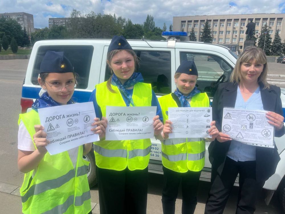 В целях профилактики детского дорожно-транспортного травматизма и предупреждения дорожно-транспортных происшествий отряд ЮИД "Светофор" Брянковской специализированной школы №1 при содействии инспектора ОГБДД ОМВД России... В целях профилактики детского дорожно-транспортного травматизма и предупреждения дорожно-транспортных происшествий отряд ЮИД "Светофор" Брянковской специализированной школы №1 при содействии инспектора ОГБДД ОМВД России...
