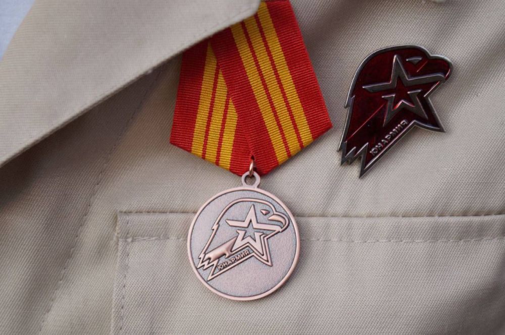В честь дня Луганской Народной Республики в городе Краснодон прошло торжественное награждение активистов ВВПОД «ЮНАРМИЯ» В честь дня Луганской Народной Республики в городе Краснодон прошло торжественное награждение активистов ВВПОД «ЮНАРМИЯ»
