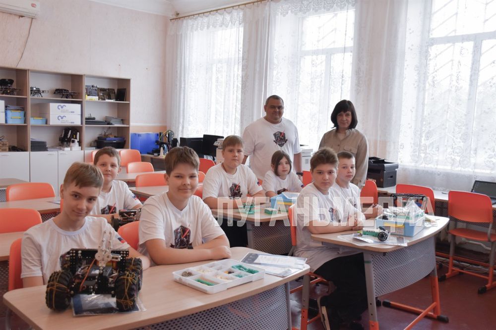 Краснолучская гимназия № 1 имени Л. Литвяк готовит юных робототехников Краснолучская гимназия № 1 имени Л. Литвяк готовит юных робототехников
