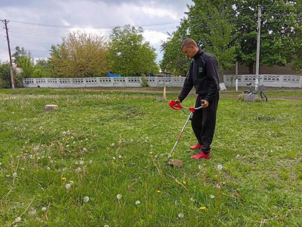 В пгт Новодарьевка продолжаются работы по благоустройству территории В пгт Новодарьевка продолжаются работы по благоустройству территории
