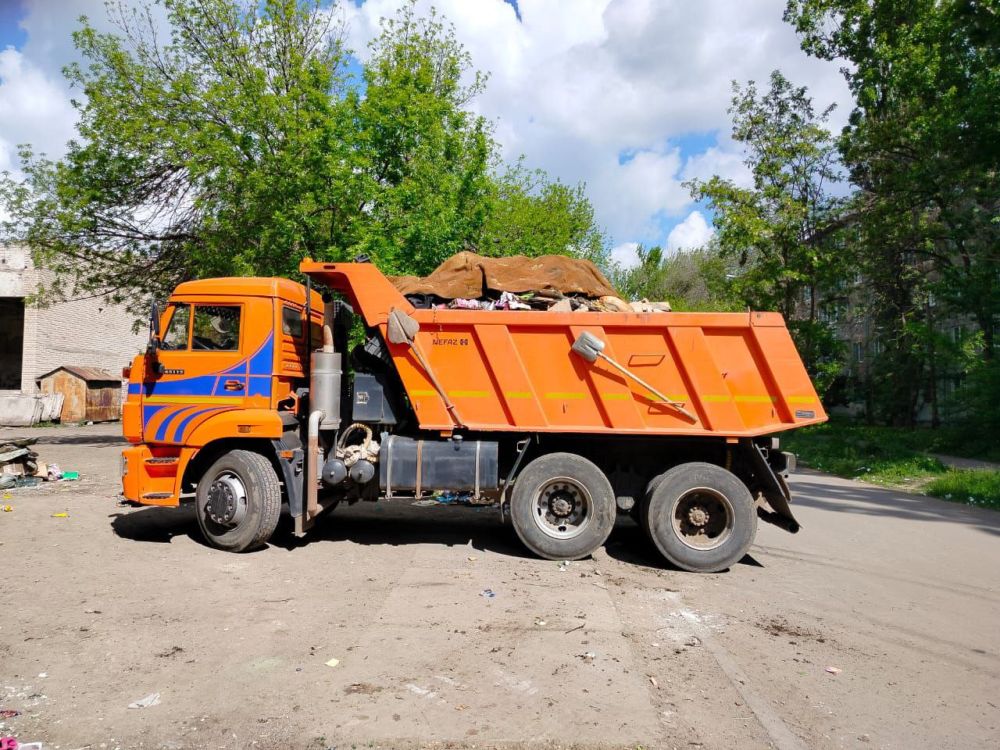 Коммунальщики продолжают работы по уборке и вывозу мусора в городе Коммунальщики продолжают работы по уборке и вывозу мусора в городе
