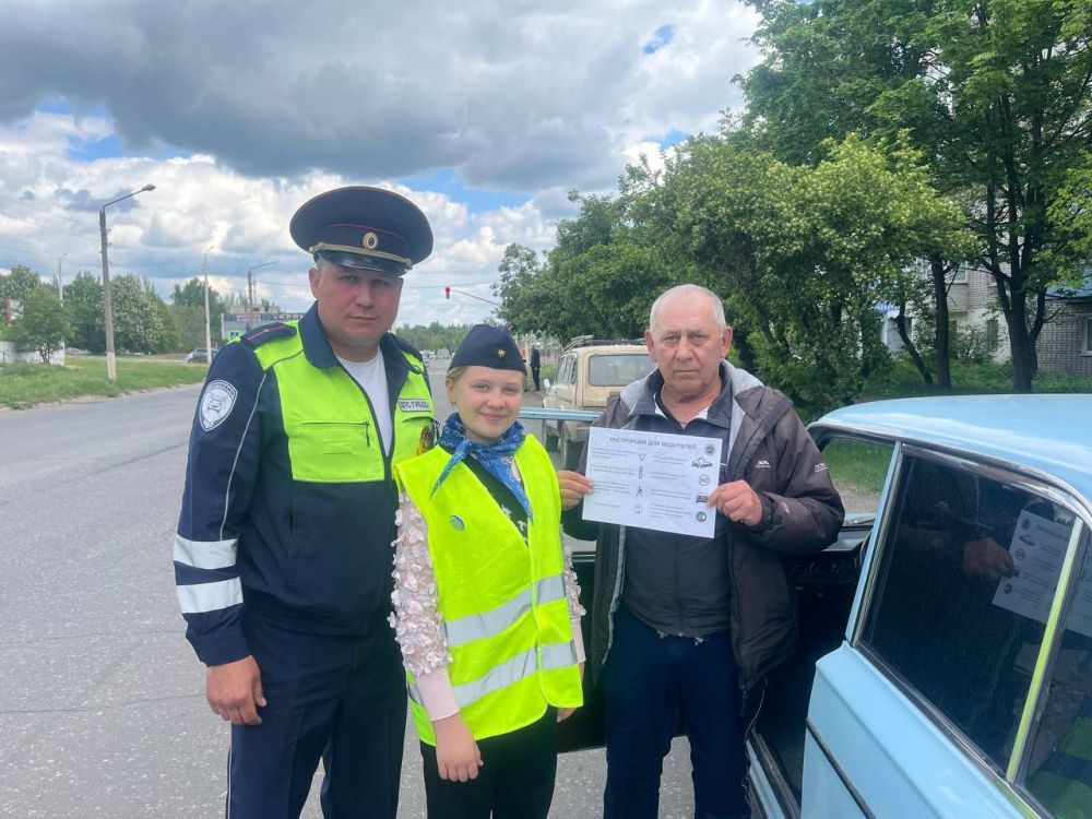В целях профилактики детского дорожно-транспортного травматизма и предупреждения дорожно-транспортных происшествий отряд ЮИД "Светофор" Брянковской специализированной школы №1 при содействии инспектора ОГБДД ОМВД России... В целях профилактики детского дорожно-транспортного травматизма и предупреждения дорожно-транспортных происшествий отряд ЮИД "Светофор" Брянковской специализированной школы №1 при содействии инспектора ОГБДД ОМВД России...