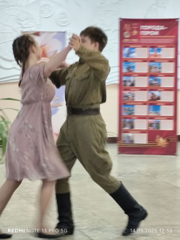Игорь Рябушкин: Сегодня я имел честь присутствовать на линейке в школе № 55 имени Константина Рокоссовского в г. Луганске, посвящённой открытию новой экспозиции музейной комнаты «Герои Сталинградской битвы – наши земляки» Игорь Рябушкин: Сегодня я имел честь присутствовать на линейке в школе № 55 имени Константина Рокоссовского в г. Луганске, посвящённой открытию новой экспозиции музейной комнаты «Герои Сталинградской битвы – наши земляки»