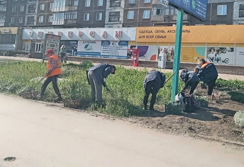 Коммунальные службы проводят работы на территории города Коммунальные службы проводят работы на территории города