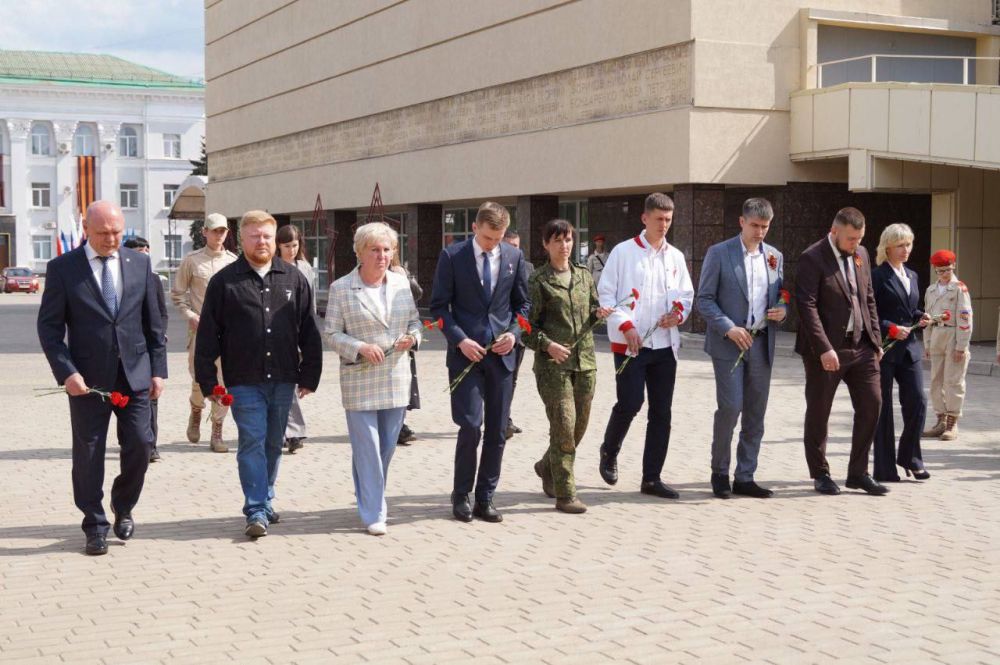 В честь дня Луганской Народной Республики в городе Краснодон прошло торжественное награждение активистов ВВПОД «ЮНАРМИЯ» В честь дня Луганской Народной Республики в городе Краснодон прошло торжественное награждение активистов ВВПОД «ЮНАРМИЯ»