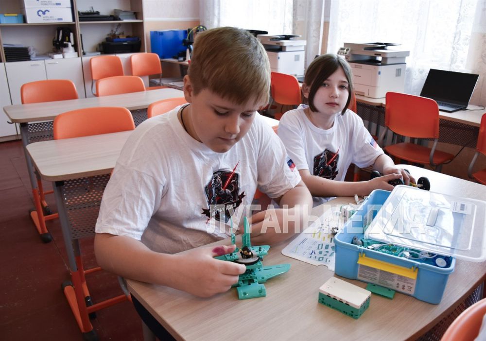 Краснолучская гимназия № 1 имени Л. Литвяк готовит юных робототехников Краснолучская гимназия № 1 имени Л. Литвяк готовит юных робототехников