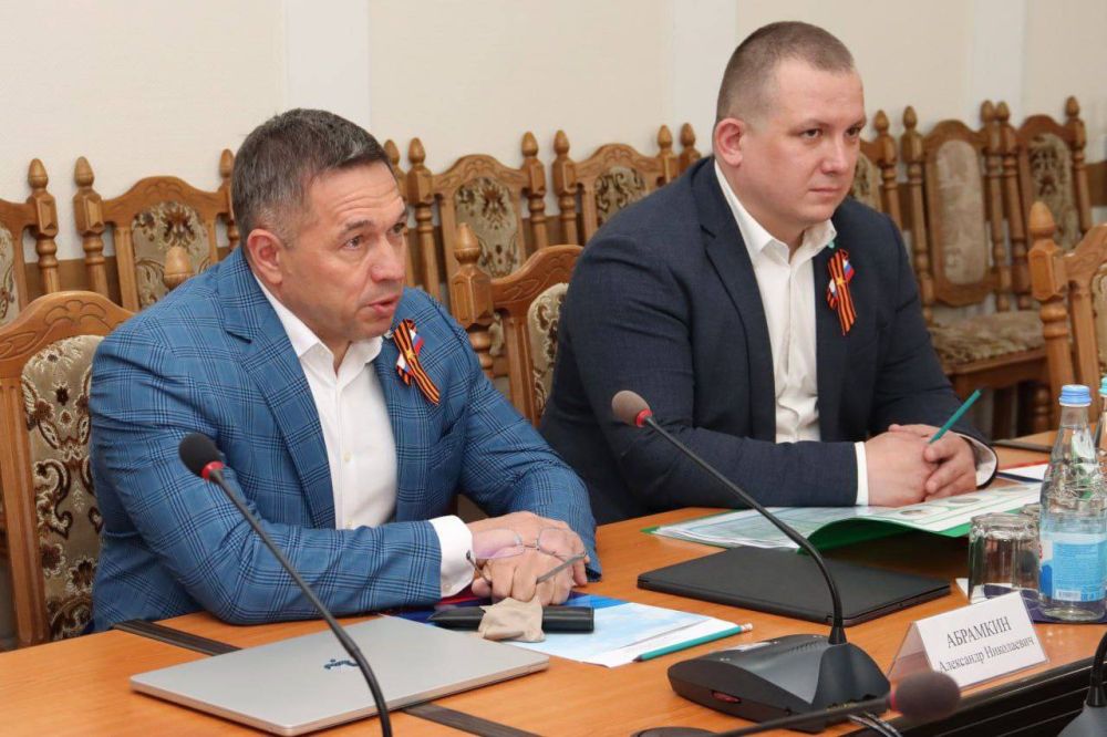 Провел встречу с председателем Центрально-Черноземного банка Сбербанка Александром Абрамкиным Провел встречу с председателем Центрально-Черноземного банка Сбербанка Александром Абрамкиным