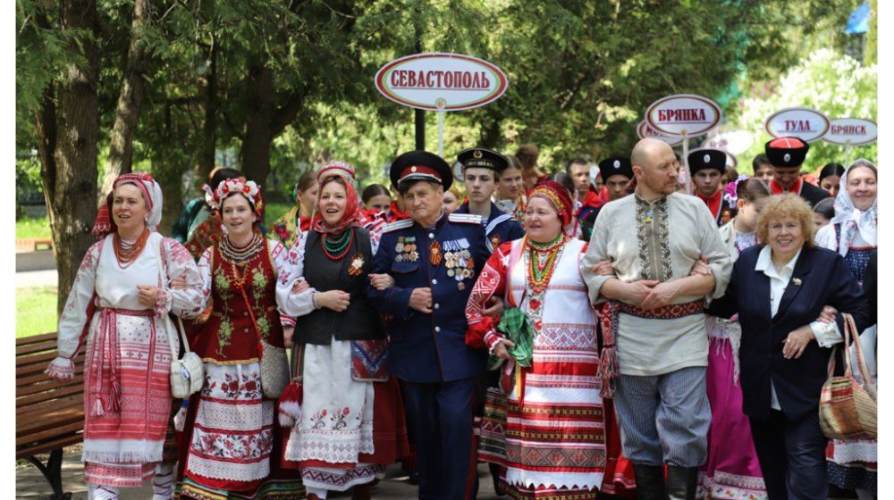 В Брянске завершился XV Всероссийский фестиваль детско-юношеских и молодёжных коллективов и исполнителей народной музыки им. Виталия Гаврилова. Он проводился в рамках проекта «Как на Красной горке» под эгидой президентского... В Брянске завершился XV Всероссийский фестиваль детско-юношеских и молодёжных коллективов и исполнителей народной музыки им. Виталия Гаврилова. Он проводился в рамках проекта «Как на Красной горке» под эгидой президентского...