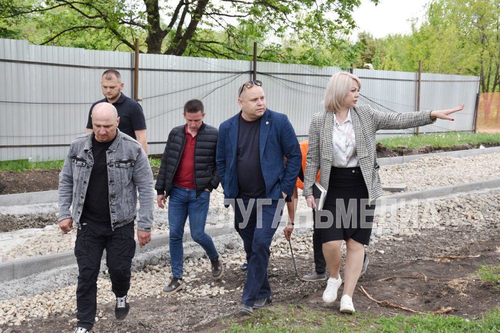 В рамках федерального проекта «Формирование комфортной городской среды» на территории парковой зоны микрорайонов в Красном Луче продолжаются ремонтные работы В рамках федерального проекта «Формирование комфортной городской среды» на территории парковой зоны микрорайонов в Красном Луче продолжаются ремонтные работы