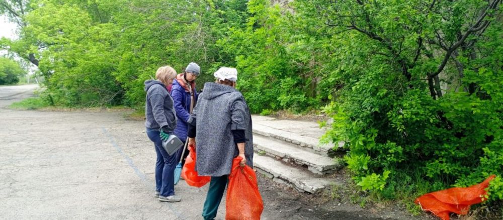 В Дубовском состоялся очередной субботник В Дубовском состоялся очередной субботник