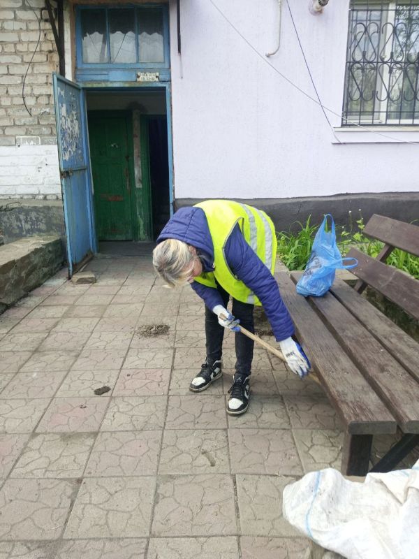 Коммунальные будни. Сотрудники ООО "Арнстрой" выполняют работы по уборке придомовых территориях многоквартирных домов улиц Ленина и Тельмана пгт Ясеновский Коммунальные будни. Сотрудники ООО "Арнстрой" выполняют работы по уборке придомовых территориях многоквартирных домов улиц Ленина и Тельмана пгт Ясеновский