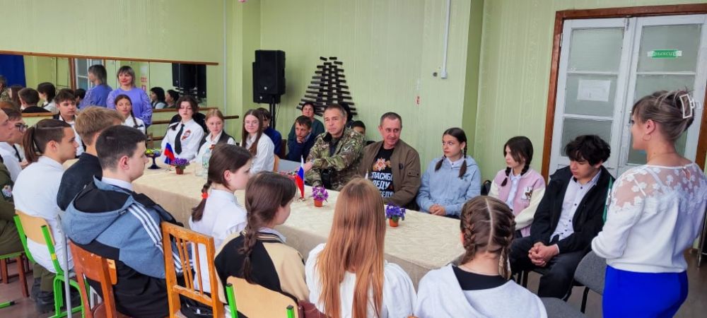 В рамках мероприятий, посвящённых Году защитника Отечества, активисты первичного отделения №7 партии «Единая Россия» совместно с творческими работниками Родаковского дома культуры провели для школьников урок мужества «Наши... В рамках мероприятий, посвящённых Году защитника Отечества, активисты первичного отделения №7 партии «Единая Россия» совместно с творческими работниками Родаковского дома культуры провели для школьников урок мужества «Наши...
