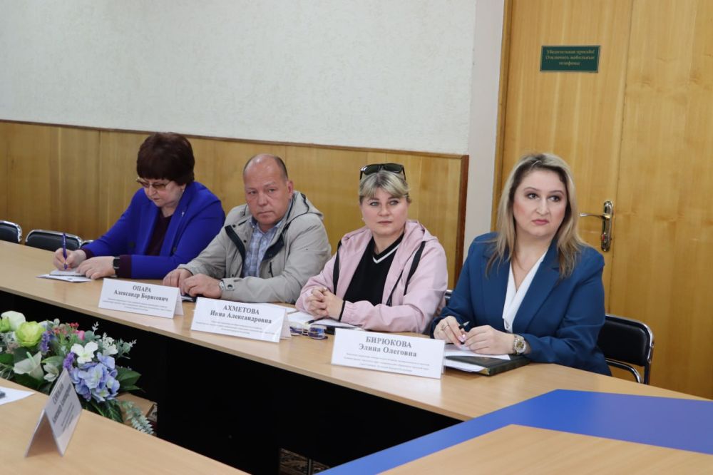 Министр природных ресурсов и экологии Луганской Народной Республики провел в Стаханове выездное рабочее совещание Министр природных ресурсов и экологии Луганской Народной Республики провел в Стаханове выездное рабочее совещание