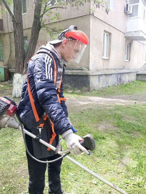 Коммунальные будни. Сотрудники ООО "Арнстрой" выполняют работы по уборке придомовых территориях многоквартирных домов улиц Ленина и Тельмана пгт Ясеновский Коммунальные будни. Сотрудники ООО "Арнстрой" выполняют работы по уборке придомовых территориях многоквартирных домов улиц Ленина и Тельмана пгт Ясеновский