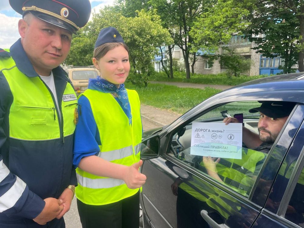 В целях профилактики детского дорожно-транспортного травматизма и предупреждения дорожно-транспортных происшествий отряд ЮИД "Светофор" Брянковской специализированной школы №1 при содействии инспектора ОГБДД ОМВД России... В целях профилактики детского дорожно-транспортного травматизма и предупреждения дорожно-транспортных происшествий отряд ЮИД "Светофор" Брянковской специализированной школы №1 при содействии инспектора ОГБДД ОМВД России...