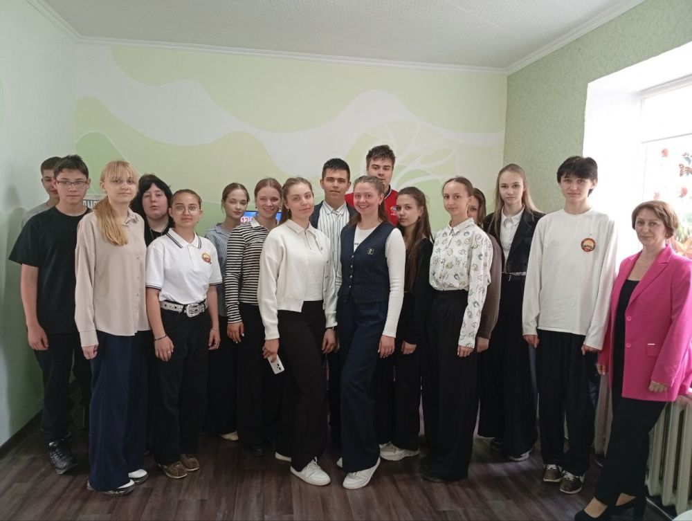 В Лутугинской Районной библиотеке для детей был проведён урок патриотизма «Мира тебе, моя Республика!» В Лутугинской Районной библиотеке для детей был проведён урок патриотизма «Мира тебе, моя Республика!»