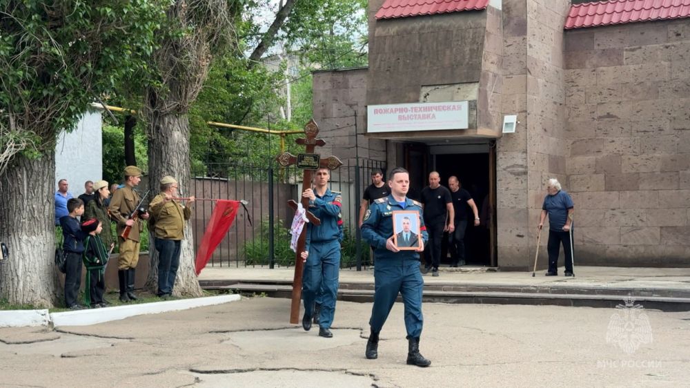 Республика простилась с погибшими в Луганске сотрудниками МЧС России Республика простилась с погибшими в Луганске сотрудниками МЧС России