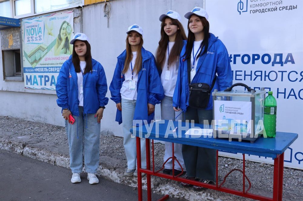 Волонтеры в Свердловске продолжают работу в рамках федеральной программы Формирования комфортной городской среды Волонтеры в Свердловске продолжают работу в рамках федеральной программы Формирования комфортной городской среды