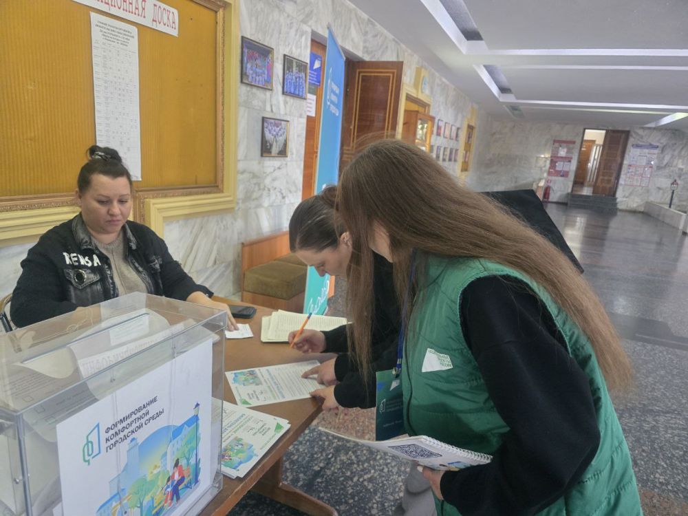 Ясеновские гимназисты помогают жителям города Ровеньки выбрать территорию для благоустройства Ясеновские гимназисты помогают жителям города Ровеньки выбрать территорию для благоустройства