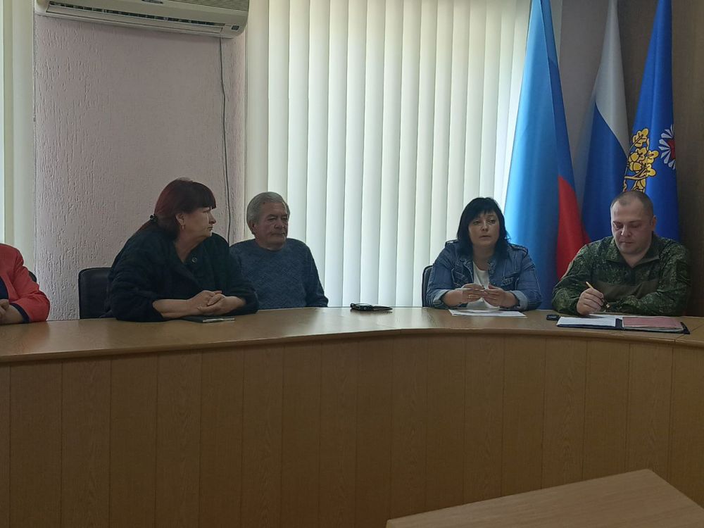 Сегодня в Администрации городского округа город Ровеньки Глава городского округа провел встречу с семьями военнослужащих, погибших, выполняя свой долг в зоне специальной военной операции, что особенно актуально в Год... Сегодня в Администрации городского округа город Ровеньки Глава городского округа провел встречу с семьями военнослужащих, погибших, выполняя свой долг в зоне специальной военной операции, что особенно актуально в Год...