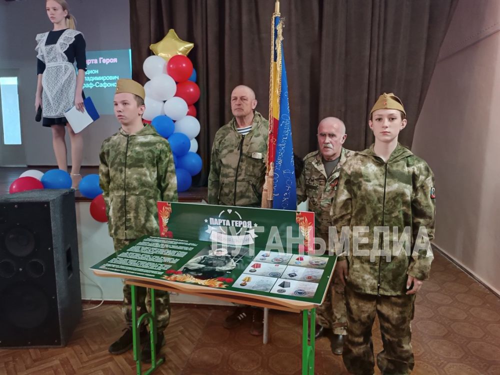 В Петровской специализированной школе состоялось открытие «Парты Героя» в честь нашего земляка, выпускника школы Родиона Граф-Сафонова В Петровской специализированной школе состоялось открытие «Парты Героя» в честь нашего земляка, выпускника школы Родиона Граф-Сафонова